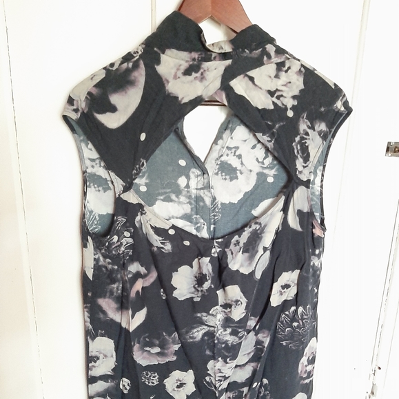 💀H&M Floral Skull Sleeveless Blouse - Picture 4 of 5